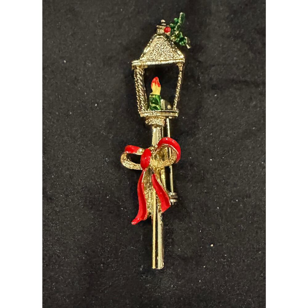 Vintage Christmas Lamp Post Brooch Pin – Holiday Lantern Gold Tone CP130 - Picture 2 of 3